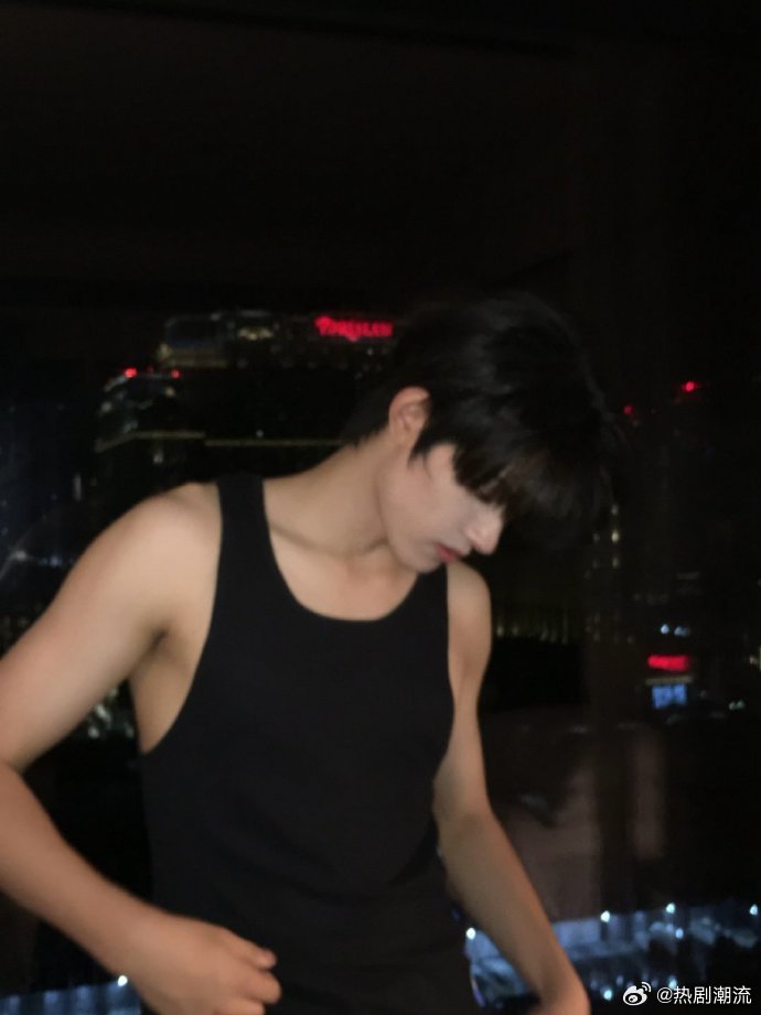 张极是好男孩吗那必须是好男孩，好吃的好，颜值身材双双在线，每次出镜都让人眼前一亮