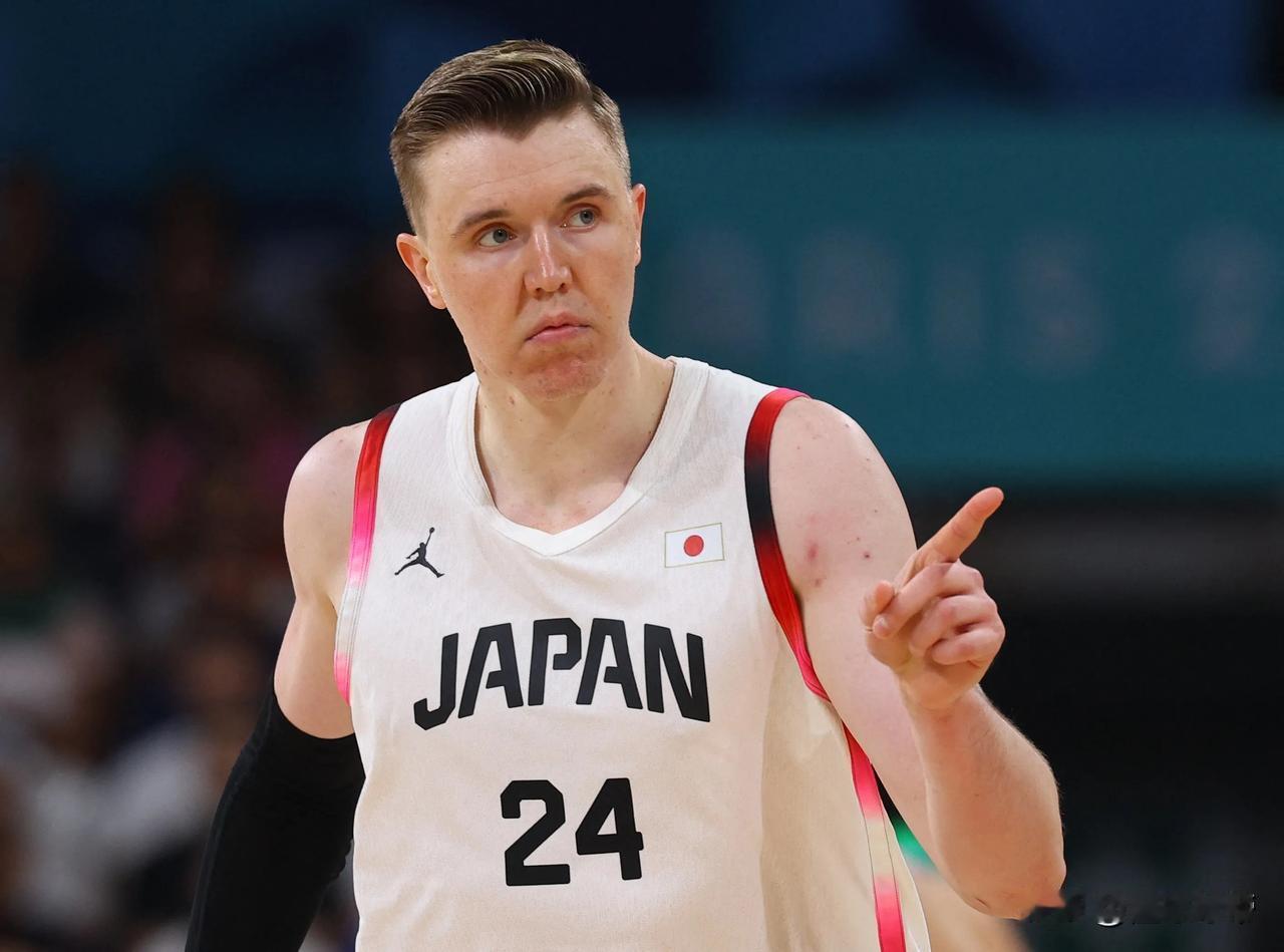 中国男篮劲敌，日本归化球员霍金森亚洲杯首战爆砍26分13篮板!

在今晚进行的日