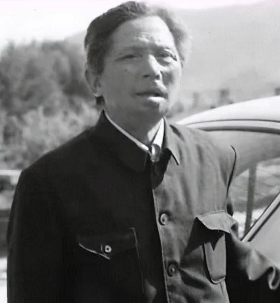1971年，黑龙江一退伍老兵去打油，偶然瞥见油票印章上的名字，整个人一下子愣住了