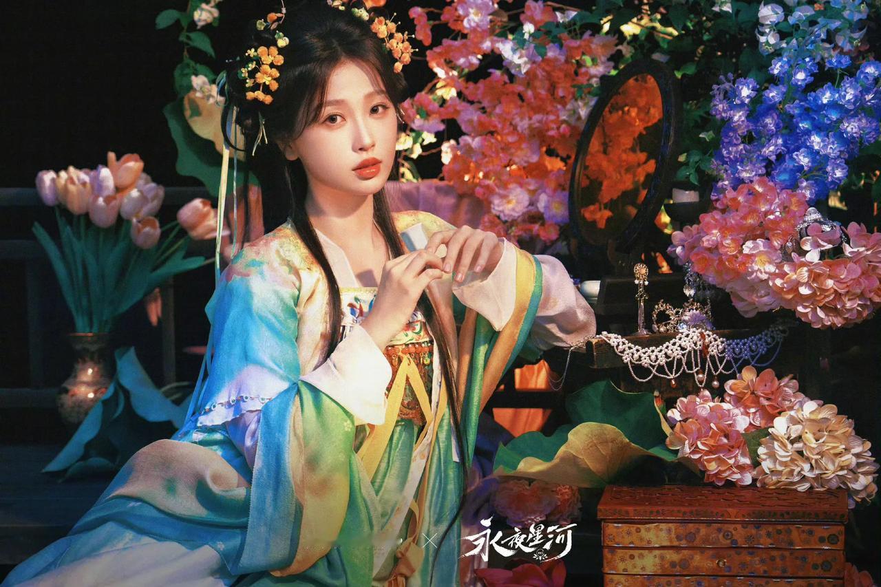 #虞书欣荷花妆#、#虞书欣永夜星河荷花妆#  围观下啦，虞书欣荷花妆，可以有啊，