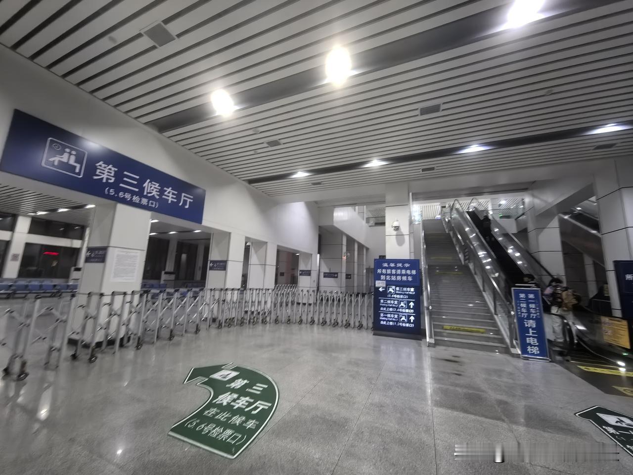 为了连接南北站房同时使用，信阳站也够拼了，修了一个将近200m的L型连廊，图3/