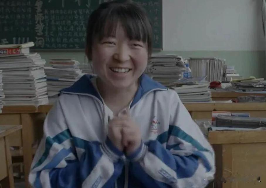 2014年，甘肃的偏远山区，一名孤儿女孩历经艰辛考上了大学，却面临无钱缴纳学费的