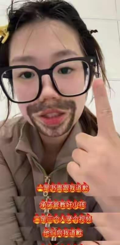 整明白了！这个陈锦婷原来是个网红！可惜了！3.2万扮丝的账号被封了！如果不封，这