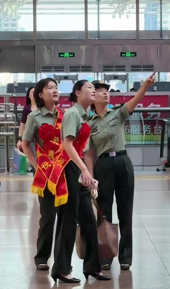 这天，女兵光荣退伍了，指导员依依不舍地把她们送到车站，用手指向通往故乡的高速列车