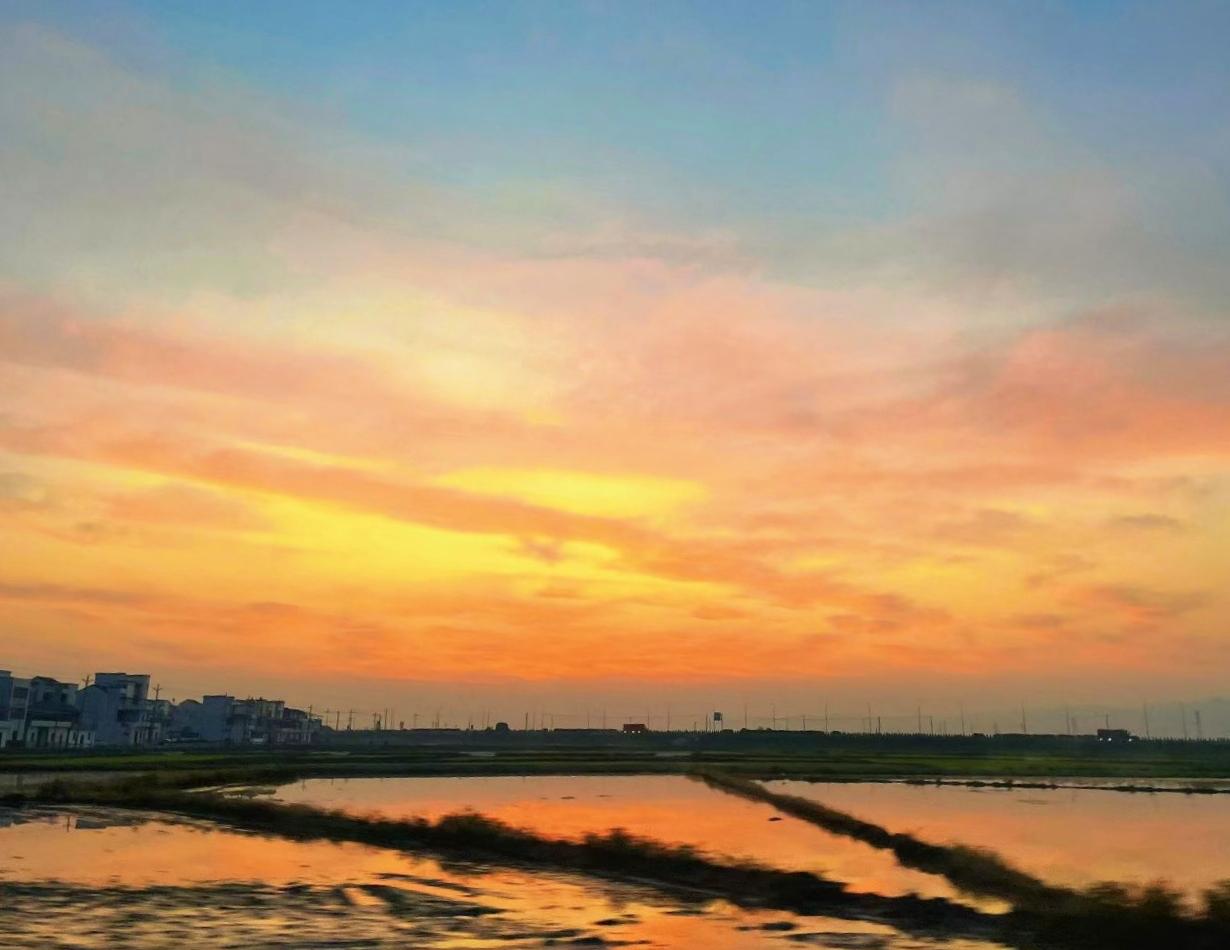 一位哲学家说：多去认识不同的人，不是为了找归宿，是为了治你的“滤镜病”。没人会踏