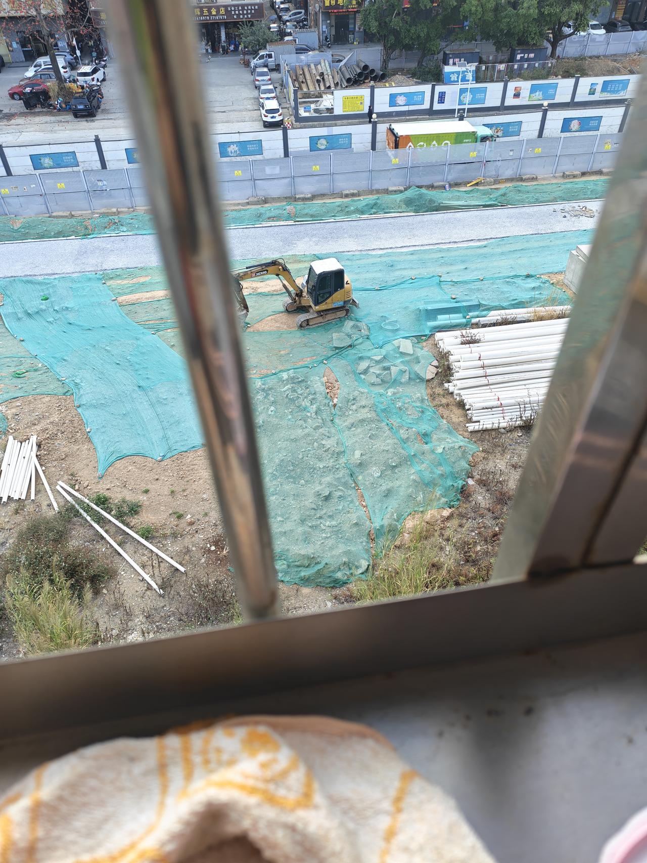 深圳光明上村下村之间的这个地铁站应该也快开通了吧，过年之前看到施工人员已经把一小