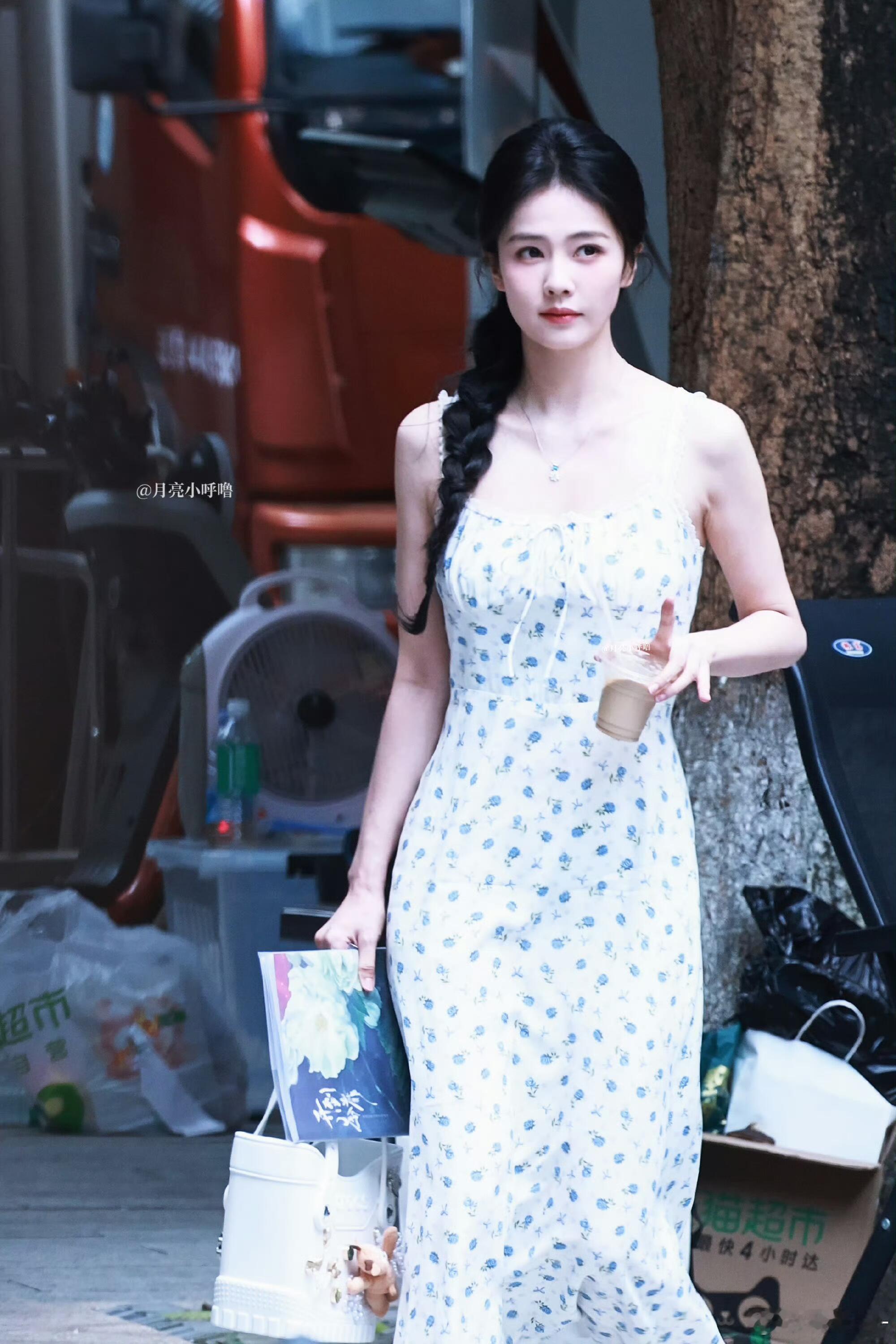 今天是碎花裙公主 wuli韵娜每天都这么piu亮啊白鹿王韵娜白鹿开到荼蘼