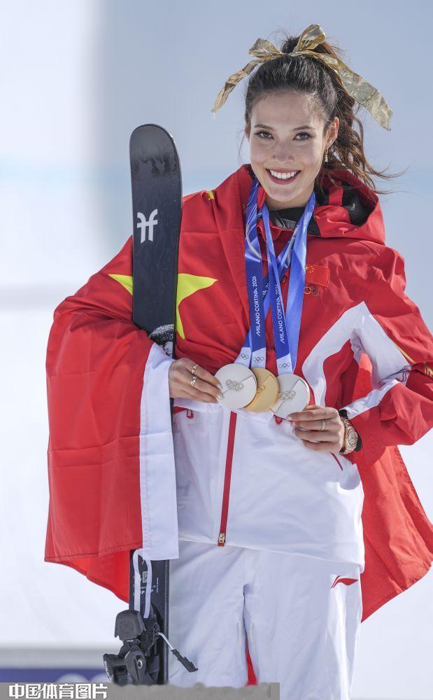 这就是实力谷爱凌戴上3枚奖牌