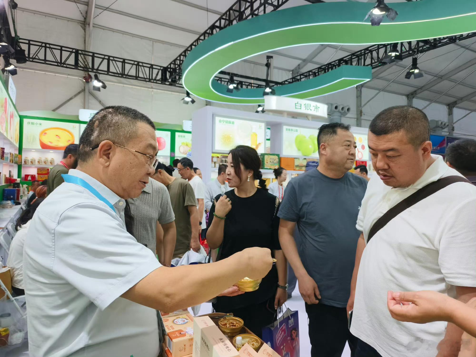 甘味九源核桃油亮相兰洽会，健康油脂引领消费新风尚！甘味九源核桃油兰洽会火爆出圈 