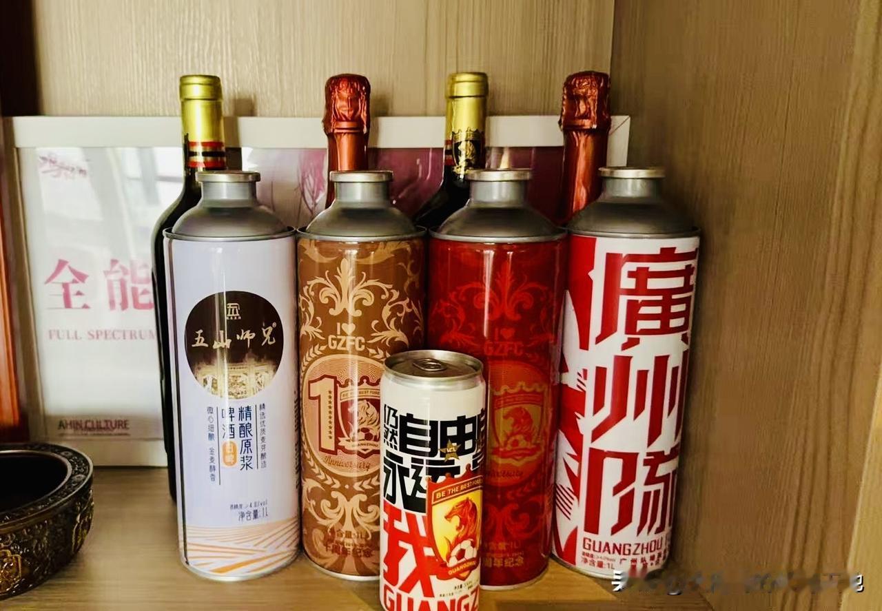 马年将至，大家亲朋好友欢聚之时，可选择广州队亚冠十周年纪念啤酒，这款是精酿白啤，