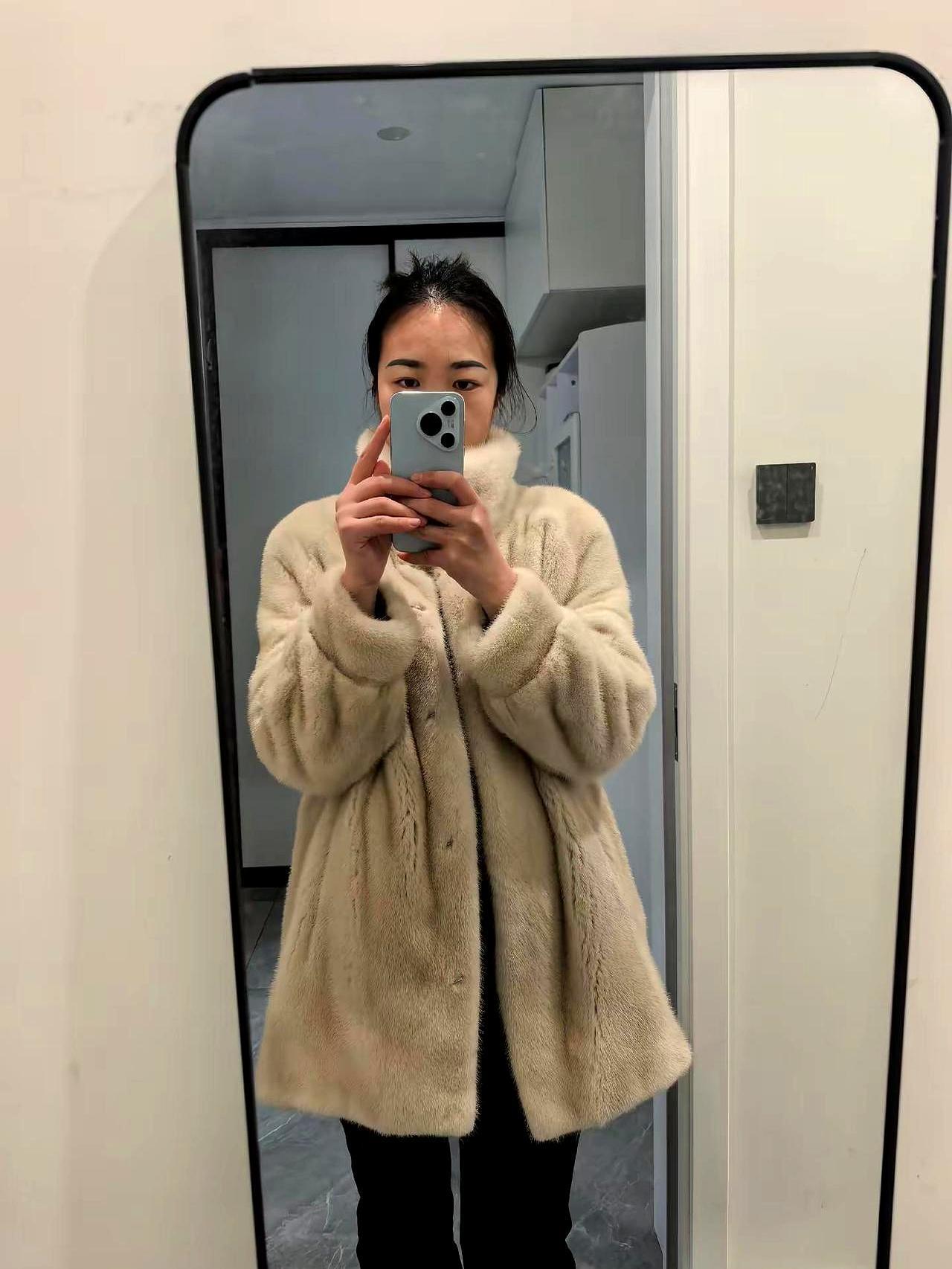 5年米白貂变金黄
 
婆婆送的貂，挂阳台五年，从奶油白烤成香槟金。我一开始心疼，