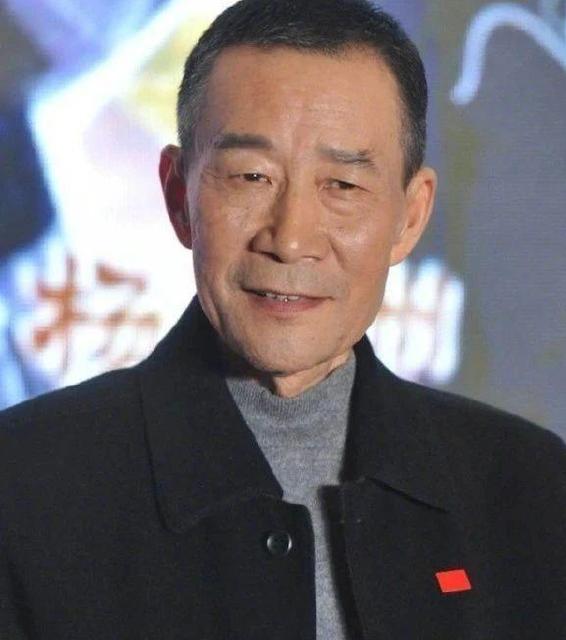 当年，李雪健演完宋江后，拿着34万的片酬兴高采烈地准备回家时，却接到妻子慌慌张张