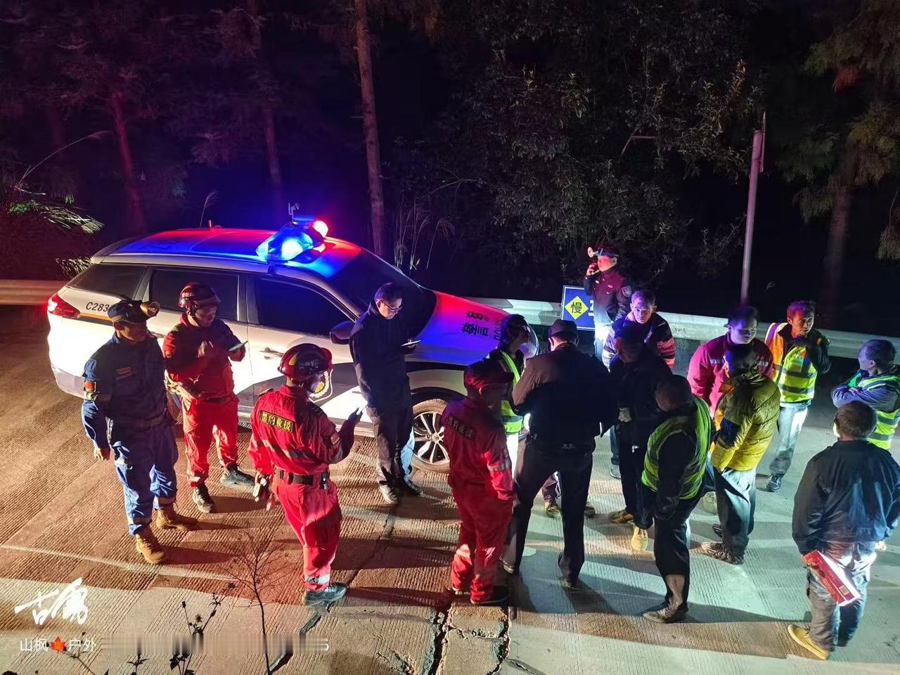 深夜，某工地一名工人失联。警报响起，文成公安、特警迅速出动，联合黑豹，雷霆，蓝天