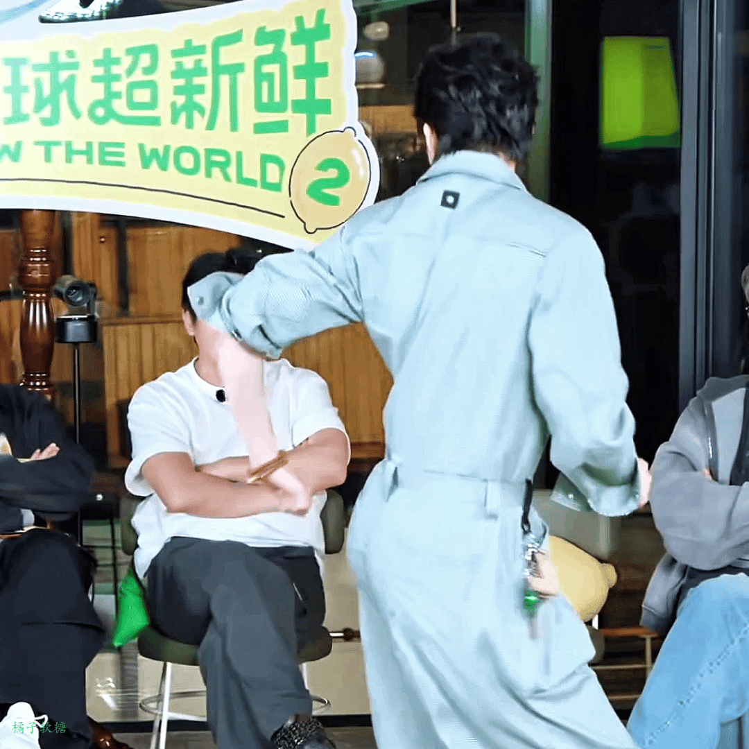 哎哟喂。你瞅瞅。你瞅瞅。翘到能顶一瓶可乐🥤。 ​​​