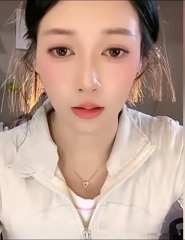 体操冠军吴柳芳退役后开直播，曝最令她开心的事是:她爸妈都非常支持做这个，在直播间