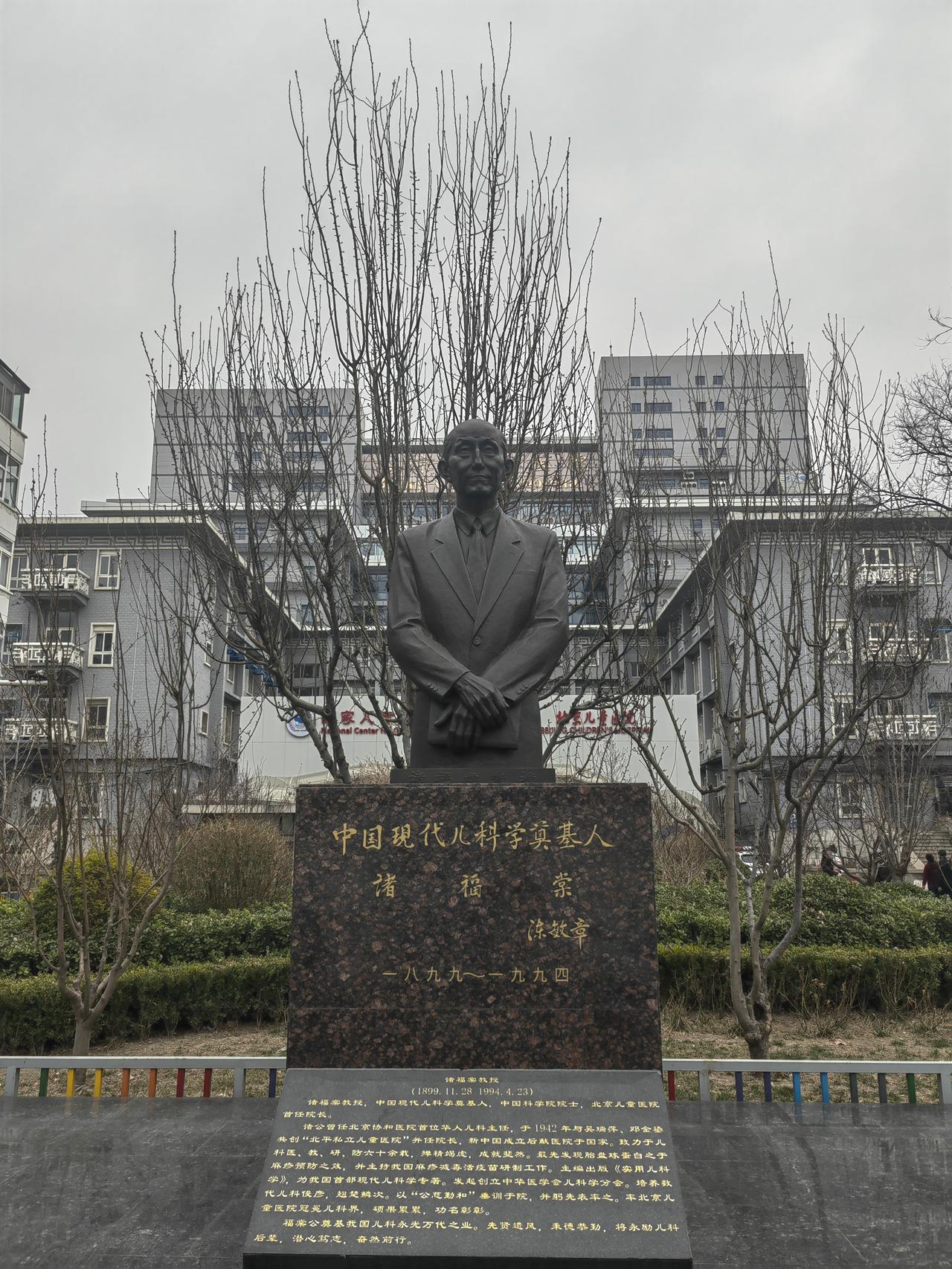 只盼人间无疾苦，哪怕架上药生尘。外孙女到北京儿童医院做一个小手术，14号电梯，手