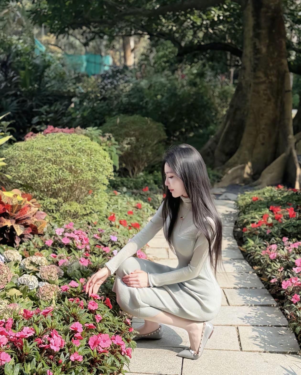 花间人影动，轻抚花蕊香。