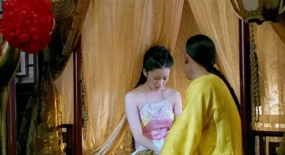 1725年，14岁的乾隆被安排第一个试婚宫女，侍寝后让他终生难忘，她身着薄纱衣裳