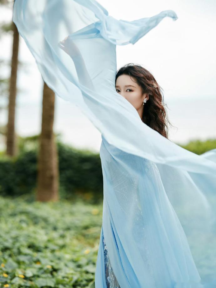 李沁工作室 “回宫” 后终于选对裙子，裙装的风格与她的灵动气质相衬，区别于以往的