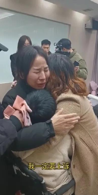 我是男人，我也觉得11年的刑期判少了，这哪是家暴，分明是故意杀人未遂呀。


有