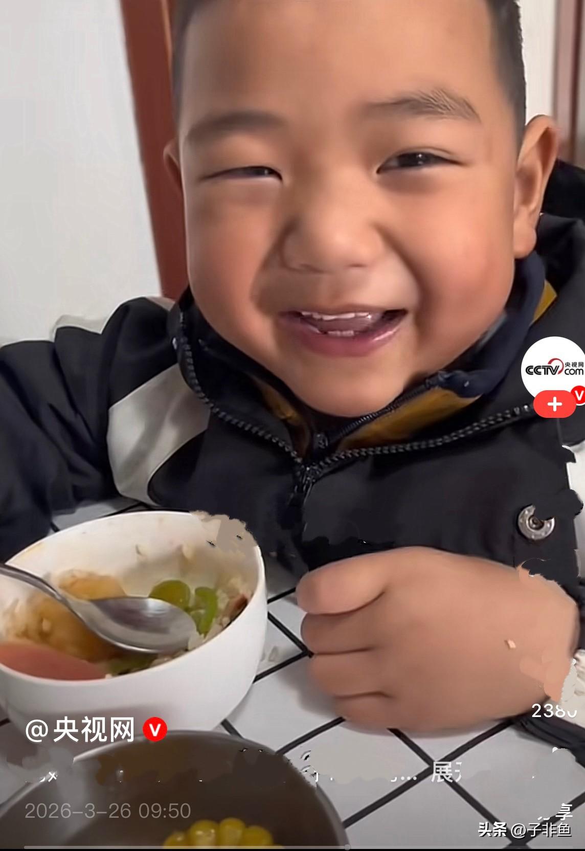 真是小暖男……
      妈妈在看宝宝吃饭吃的很香，本来是想用视频记录一下孩子