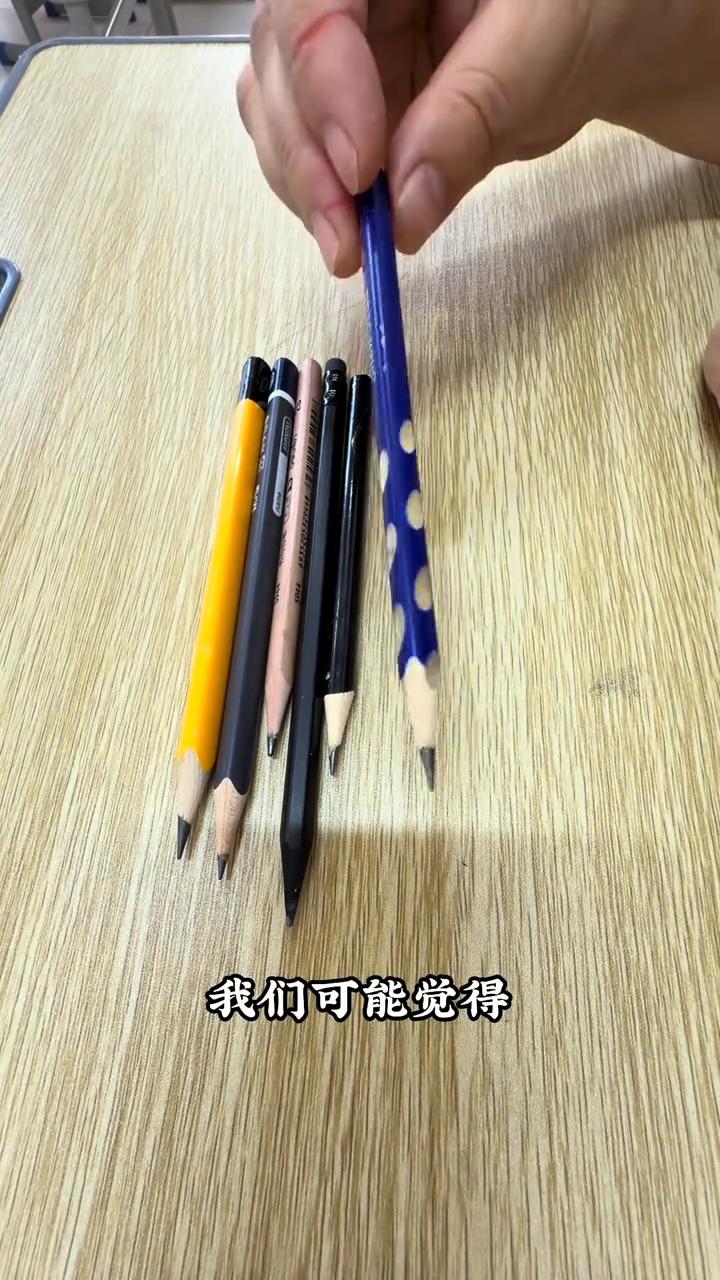 各位家长好，我是书法孟老师。新开学很多一年级的家长比较迷茫，给孩子选铅笔到底应该