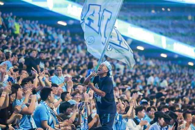 大连英博主场票房纯收入接近4500万据报道，从中甲到中超，大连梭鱼湾足球场的场均