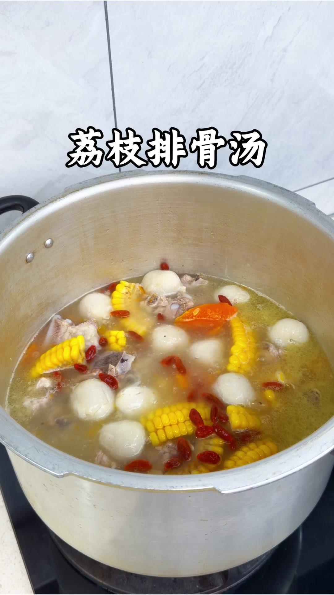 荔枝是难得的纯阳之果，把它和排骨同炖，不仅能引火归元，还能元气满满。荔枝直接吃易