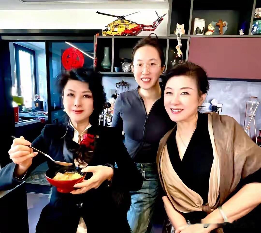 难得一见演员王静和朋友们相聚的合影，平时看到的都是她的单人照，62岁的她看起来气
