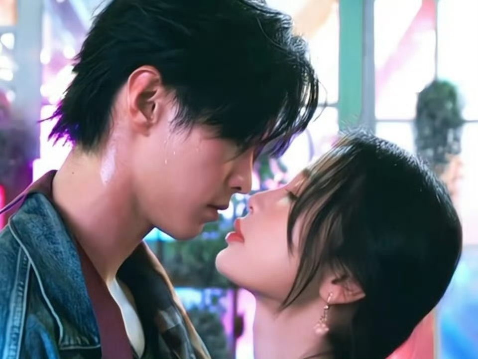 何与嘴比脑子先行动了，这个醉酒吻的含糖量超标了！这就是蓄谋已久的吻吧！ 