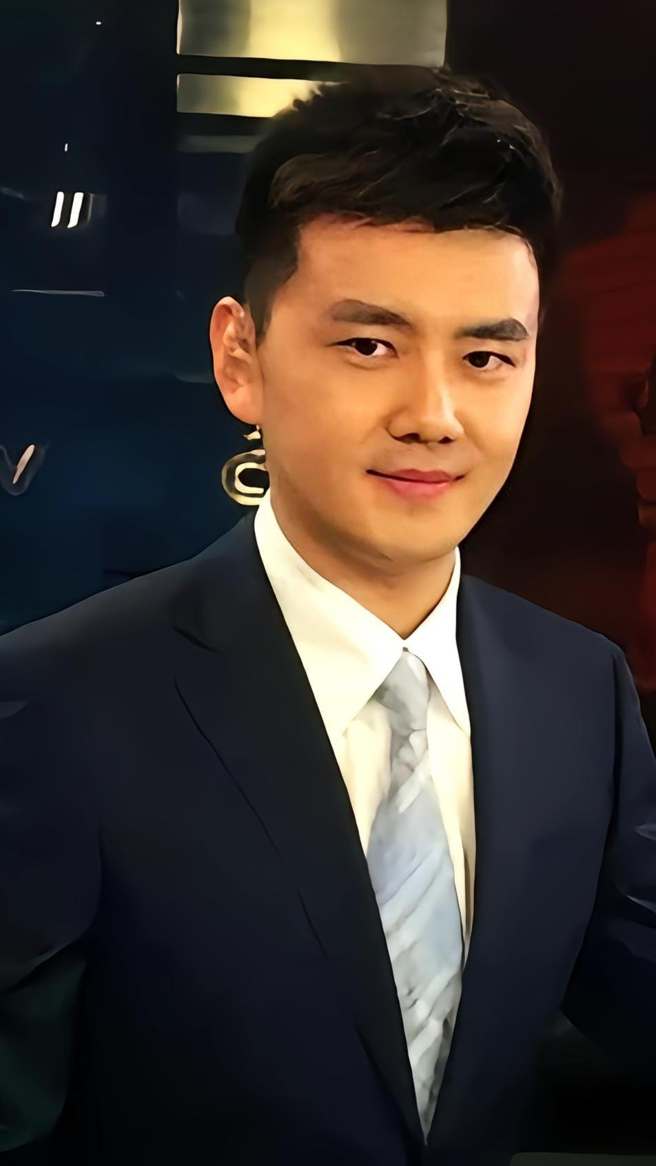 严於信，1987年生于北京，祖籍陕西，毕业于中国传媒大学，央视一级播音员。200