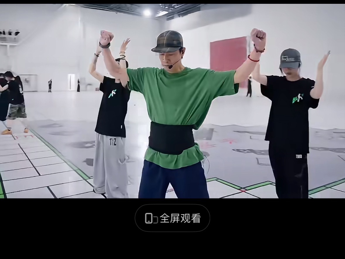 陈小春人老了干什么也不心酸北京场演唱会视线被挡，观众喊退票，陈小春连夜拆了遮挡装