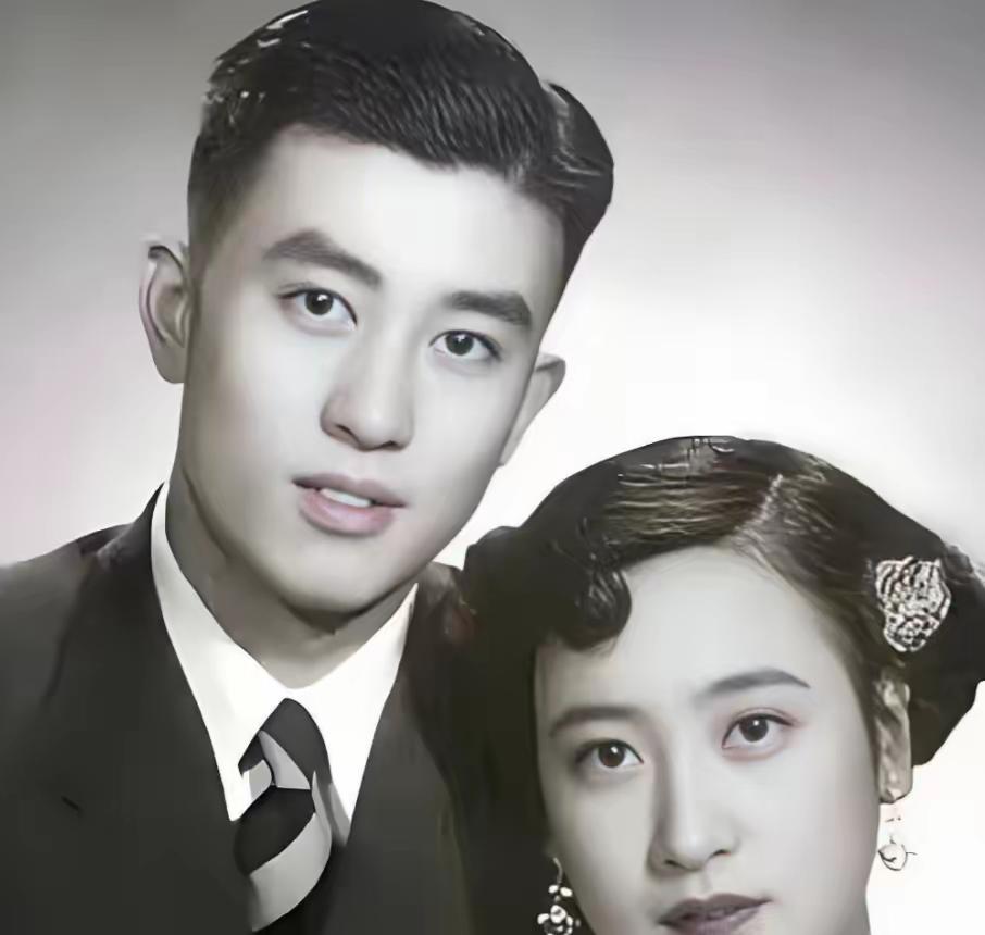 1935年京城闺秀袁行恕年仅15岁便痴恋落魄先生，两人携手出走三千里，半个世纪后