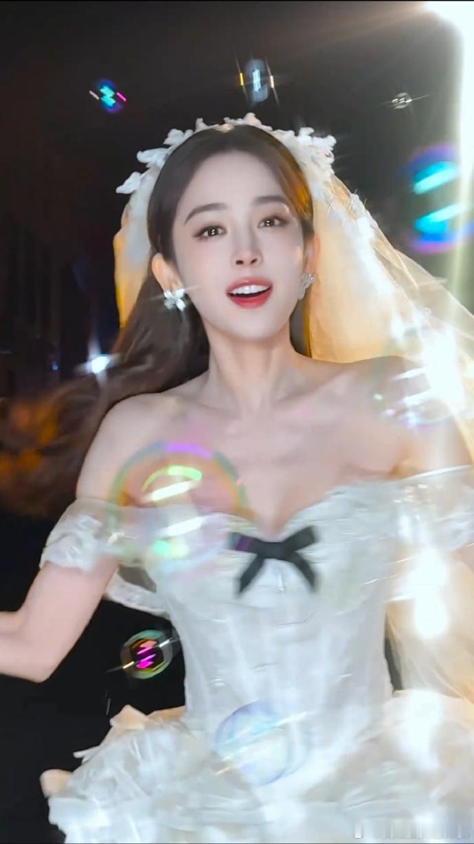 娜扎婚纱变装视频娜扎婚纱好曼妙娜扎婚纱好曼妙，娜扎婚纱变装视频，看得出她是公主，