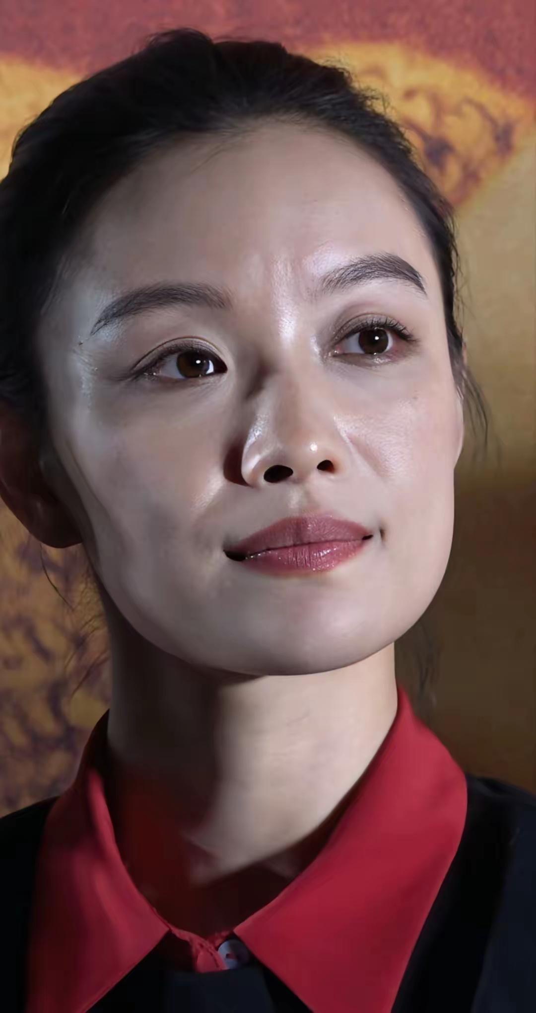 她的天庭饱满，地阁方圆，就算是杨幂、刘亦菲来了都是甘拜下风的存在
你们认识她吗？