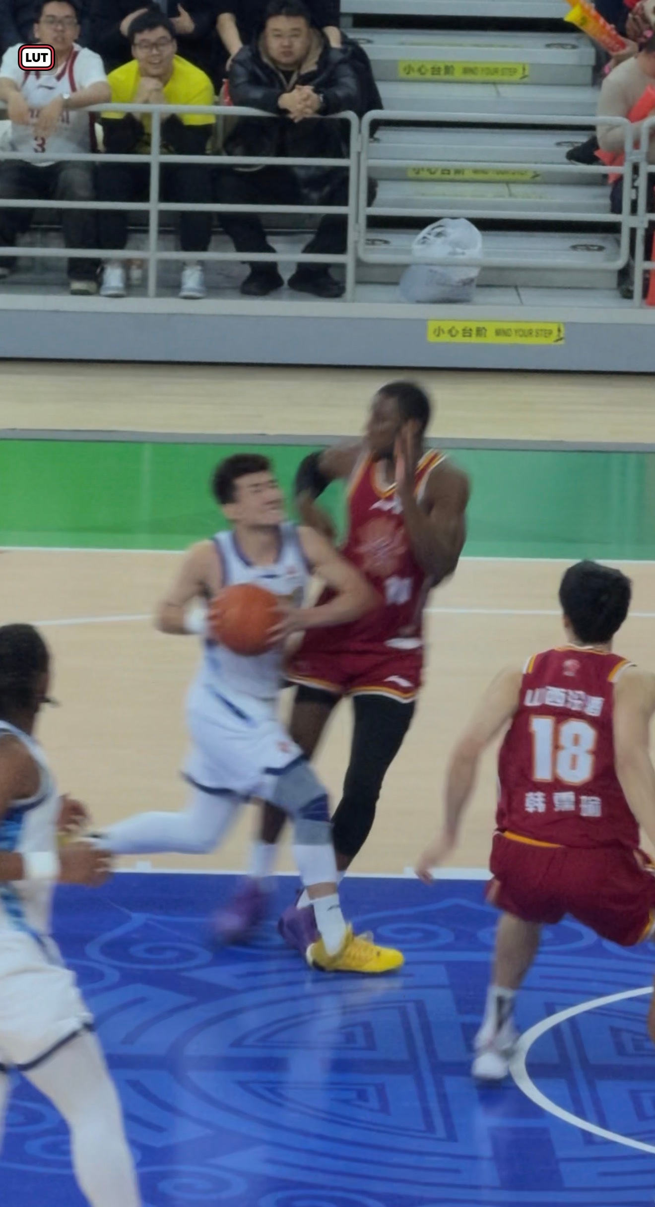 孙铭徽突破踩到了迪亚洛，崴脚了，广厦前半节就靠他得了5分cba俱乐部杯赛