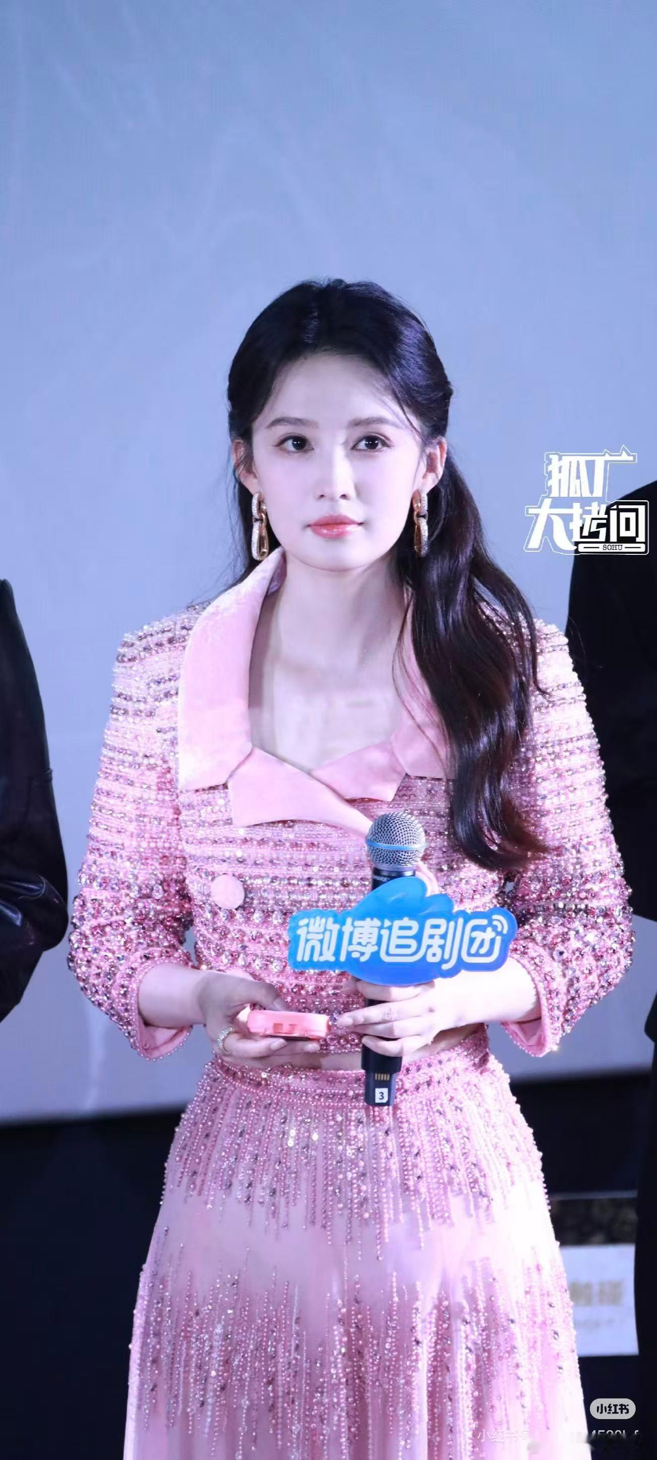 李沁回应造型李沁这个造型越看越好看啊，很耐看好吗？而且是高级定制！李沁的状态太好