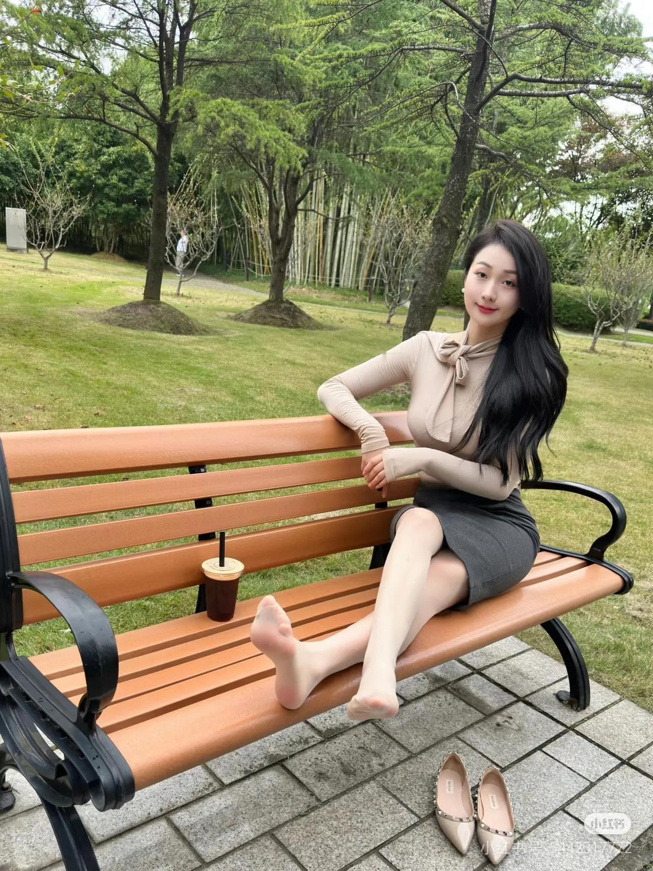 卡其色的秋天🍂
这个秋天爱上了卡其色
简单不失高级感
温柔且百搭