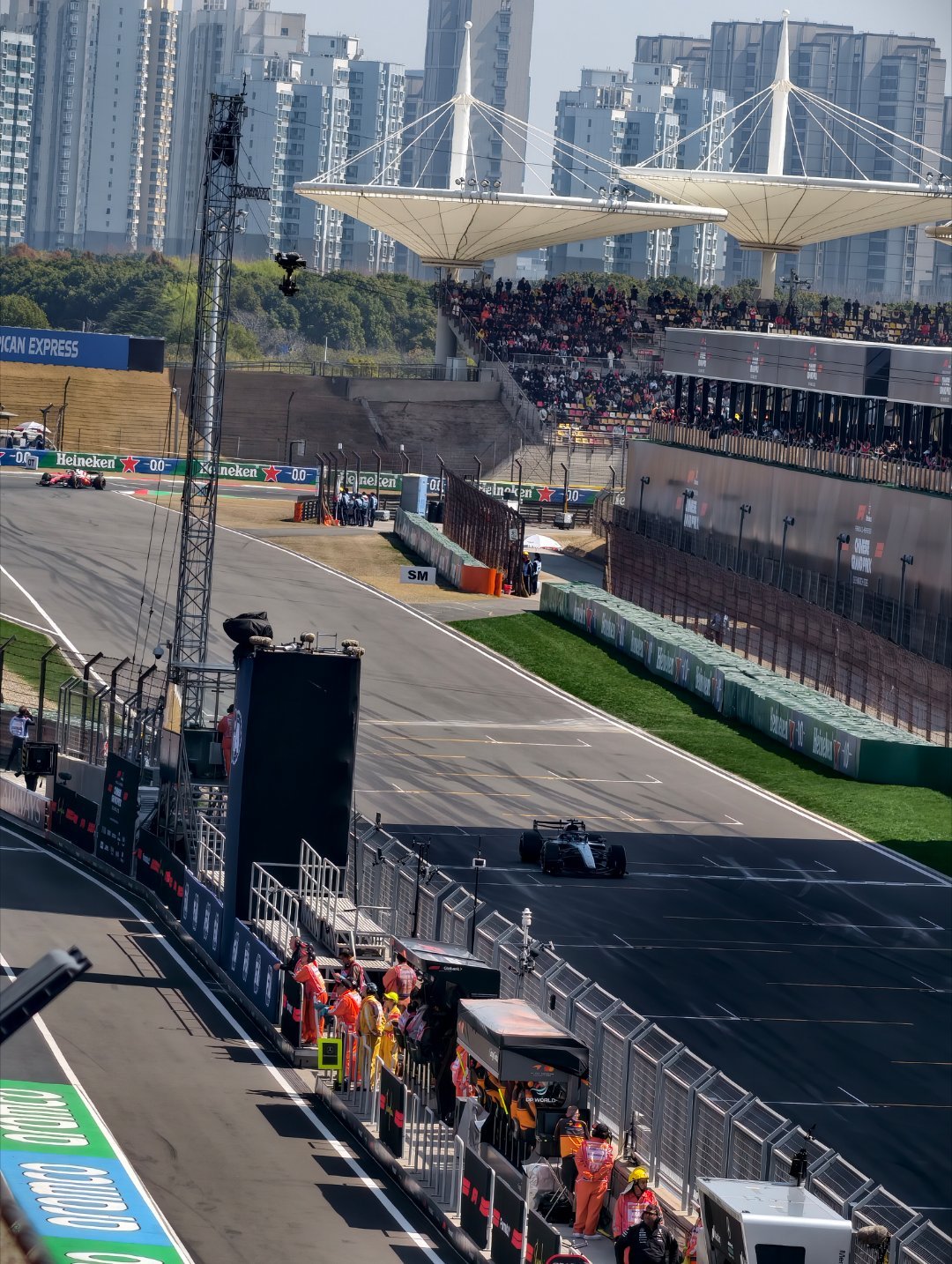 F1冲刺赛拉塞尔孤独的跑在前面，而老汉，被本属于自己的赛车超越 上海·上海国际赛