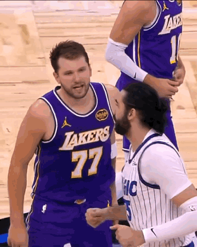 小东子，嘴不怂，找架吵，装无辜，16次，遭停赛，下一场，底特律。
全场比赛结束，