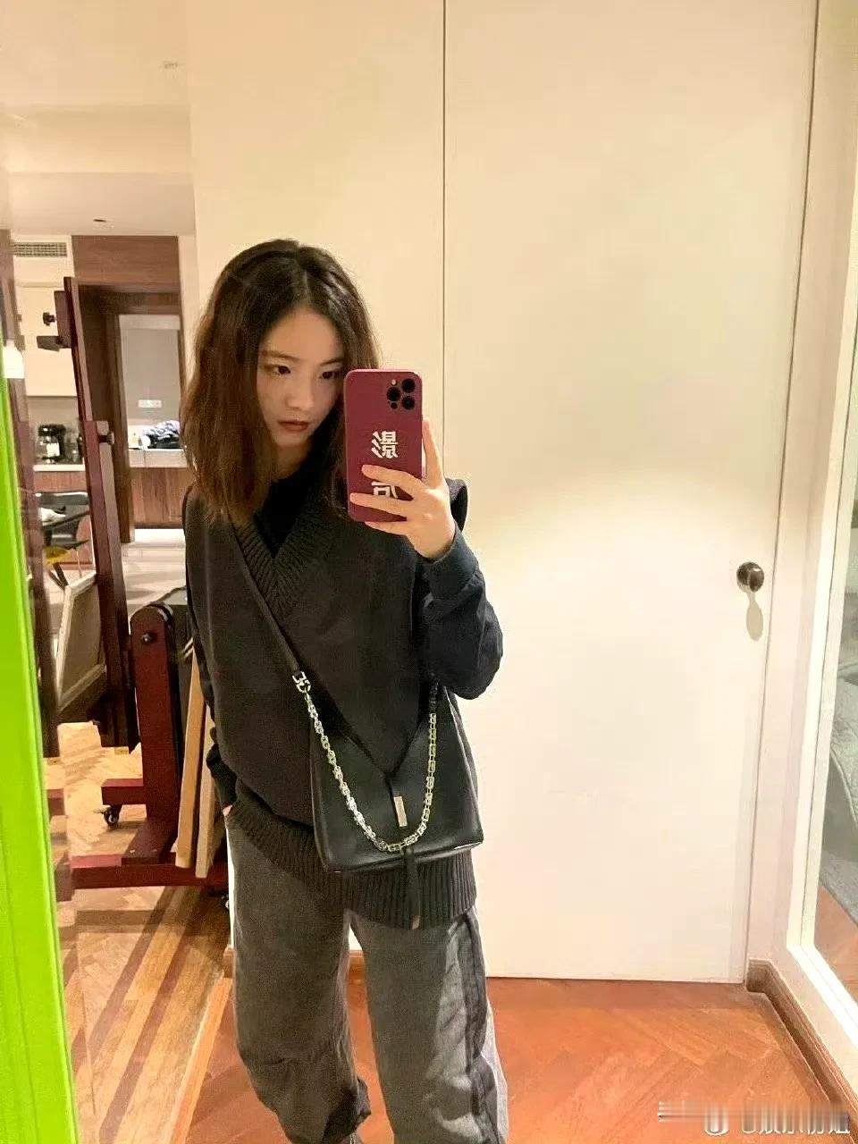 李庚希拿金鸡奖影后向我们展示了有钱人培养自己孩子的秘诀！

第一，先让孩子读书，