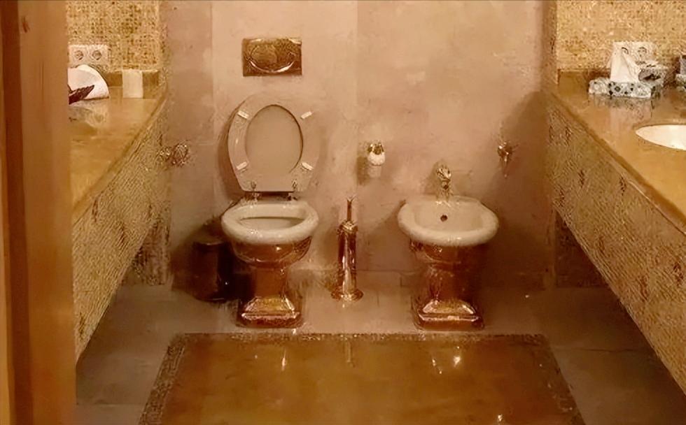 最近普京直接点破乌克兰要“散架”了，就看那只纯金马桶，基辅有人家里，马桶是纯金的