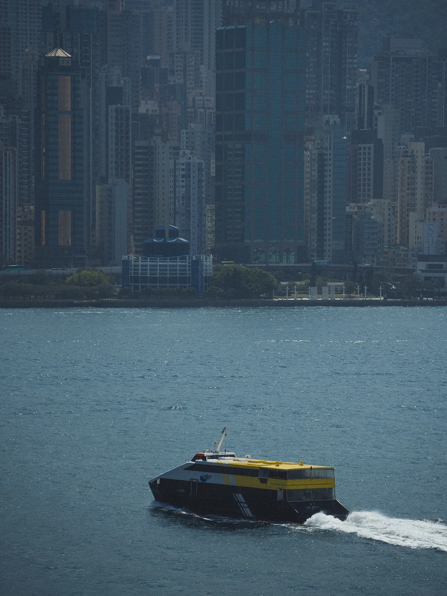 香港🇭🇰“原来路的尽头是海”小众拍照。一年飞6次香港终于在海边找到这个惬意机位
绕开人流和网红打卡地这里悠闲的看海拍照 
🔍 导航西九文化区（到了一直往海边走）
出关可以直接到这里来也挺方便（门口就有储物箱） 
𝙋𝙡𝙖𝙮 𝙨𝙩𝙧𝙖𝙩𝙚𝙜𝙮游玩攻略
1️⃣【西九文化区】沿着海边一直左走可以看到这棵孤独的树🌲这里可以看到整个中环CBD的城市全貌
2️⃣【故宫博物馆】右侧的海边会看到大海这里有种路的尽头是海的氛围感，船只也很多可以等着拍照
3️⃣也可以到博物馆的6楼在户外阳台拍摄整个俯瞰中环的机位！ 
游玩时间建议在3小时特别是吹着海风很舒服
美食🍔 | 楼下就有餐食店也有咖啡店不用担心
地铁🚇 | 东涌线九龙下c2口出步行1km左右