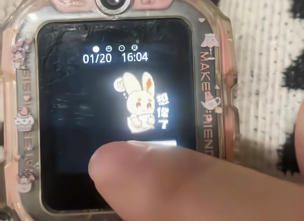 四川成都，这位妈妈的偶然发现，将全网整破防了！她帮11岁女儿整理电话手表时，无意