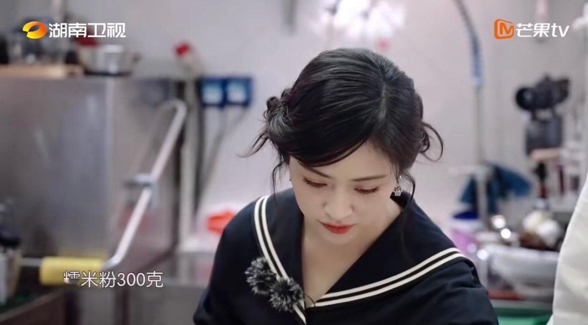 沈月差点给驴打滚洗澡中餐厅名场面 沈月认真按食材配比做好驴打滚面团，蒸制环节却手
