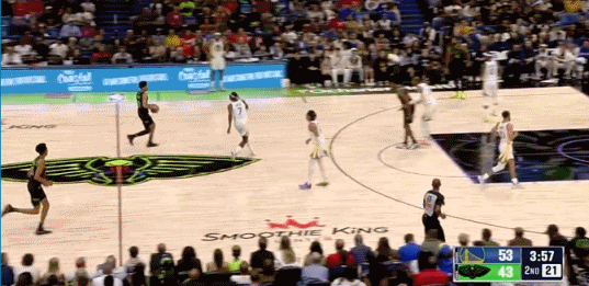 变向加速突破飞身上篮~！ 