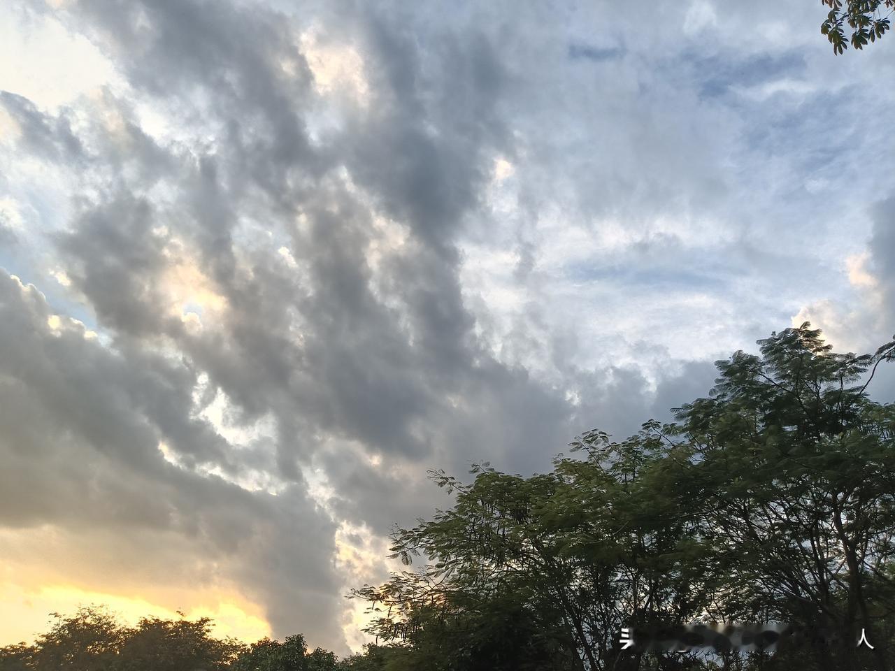 别人怎么写是别人的事情，你去攻击算怎么回事？

看到有几篇文章，说素老三文采一般