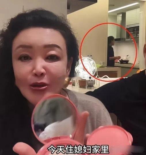张兰去台北看望孙子孙女，住在汪小菲、马筱梅租住的房子里。有网友故意问道：“今天还