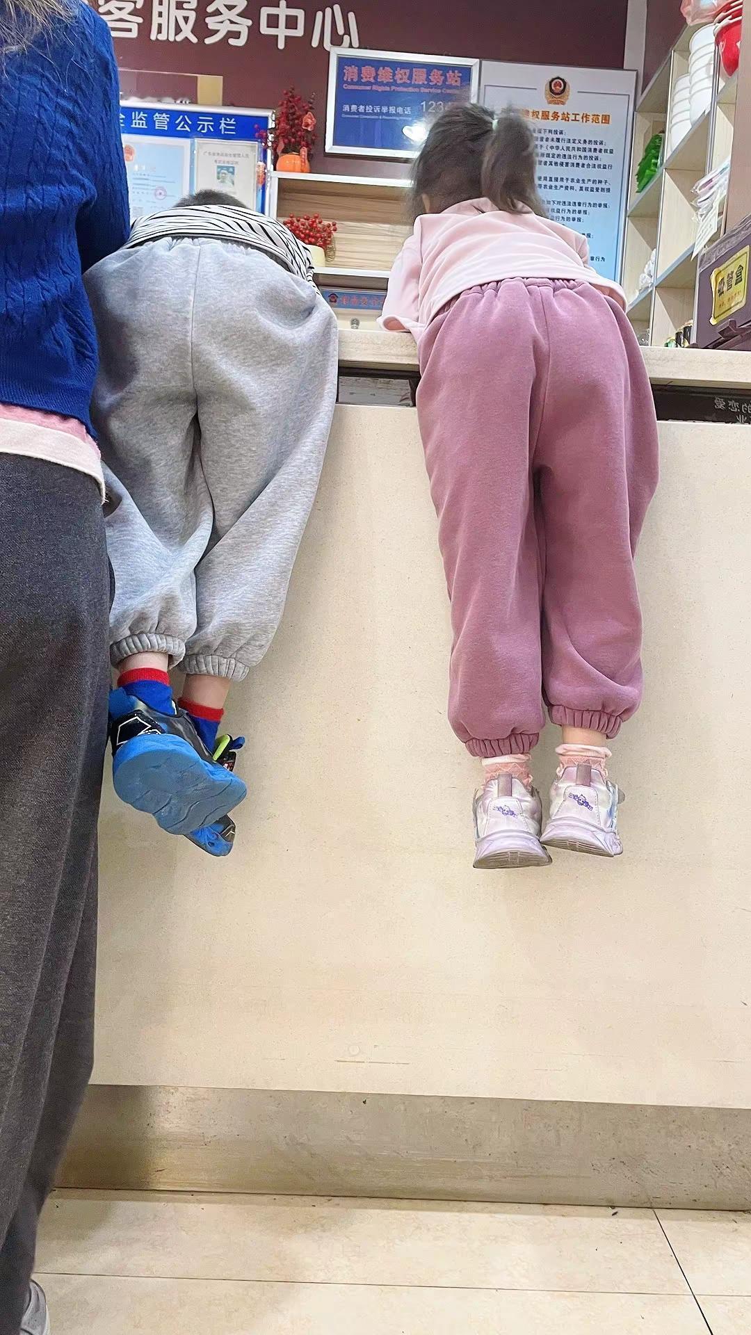 小孩子的快乐，这个调调搭配这张图。萌娃好奇心 萌娃日常