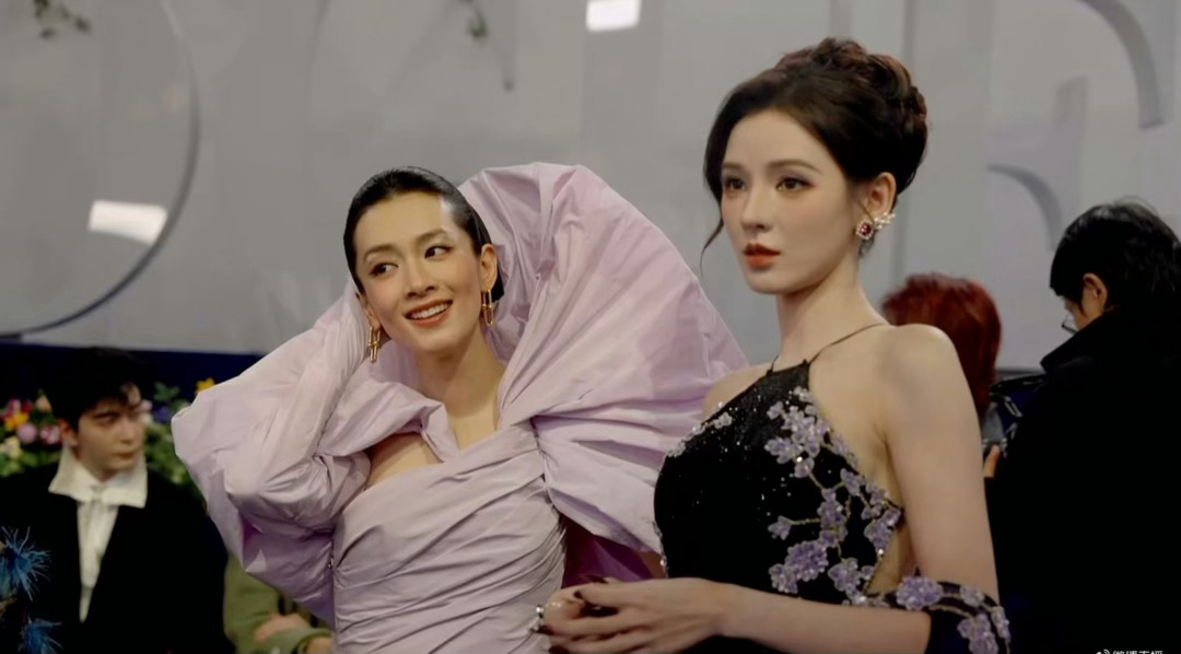 陈昊宇万妮达张予曦VOGUE团建📸在一众时尚大片间隙捕捉到暖心画面，像一场临时